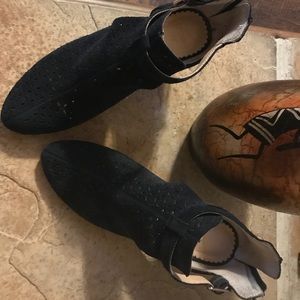 Crown & Ivy ‘Quorra’ Blue Suede  Ankle booties